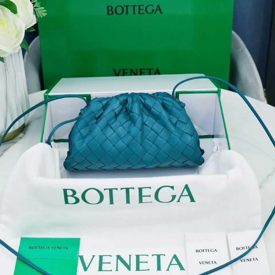 Batch 1260 large grid weaving The pouch cloud bag is the first series designed by former Celine designer Daniel Lee after joining BV. The upper body is extremely ecstatic ~ fashionable and classy ~ elegant and concise, lazy and intellectual size: 23*13*8 [Little Cloud Rough Weave#]